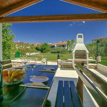 Charming Beachfront Holiday Home In Пореч Екстер'єр фото