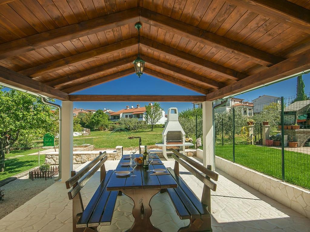 Charming Beachfront Holiday Home In Пореч Номер фото