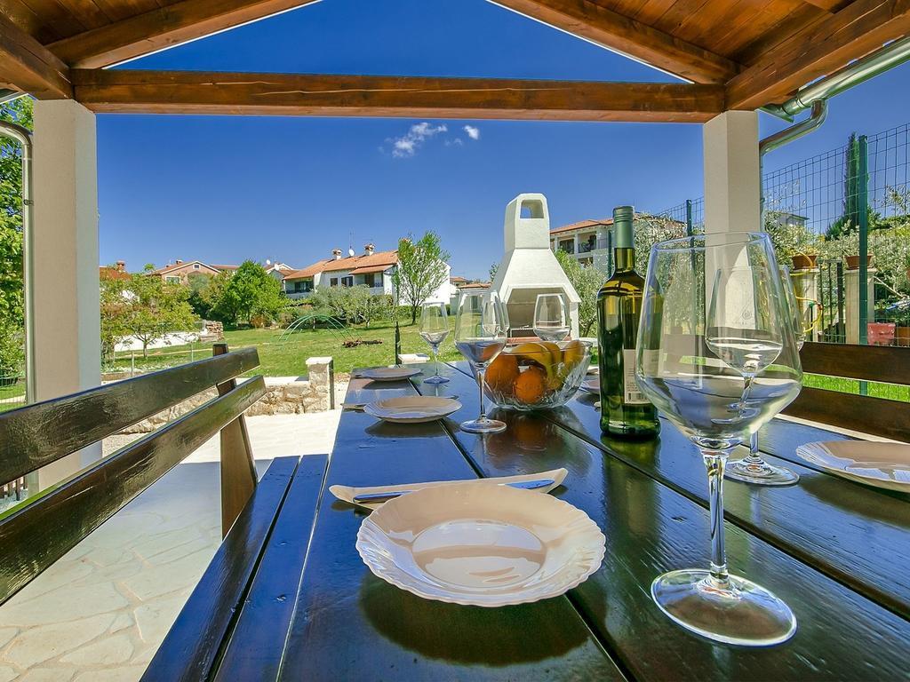 Charming Beachfront Holiday Home In Пореч Номер фото