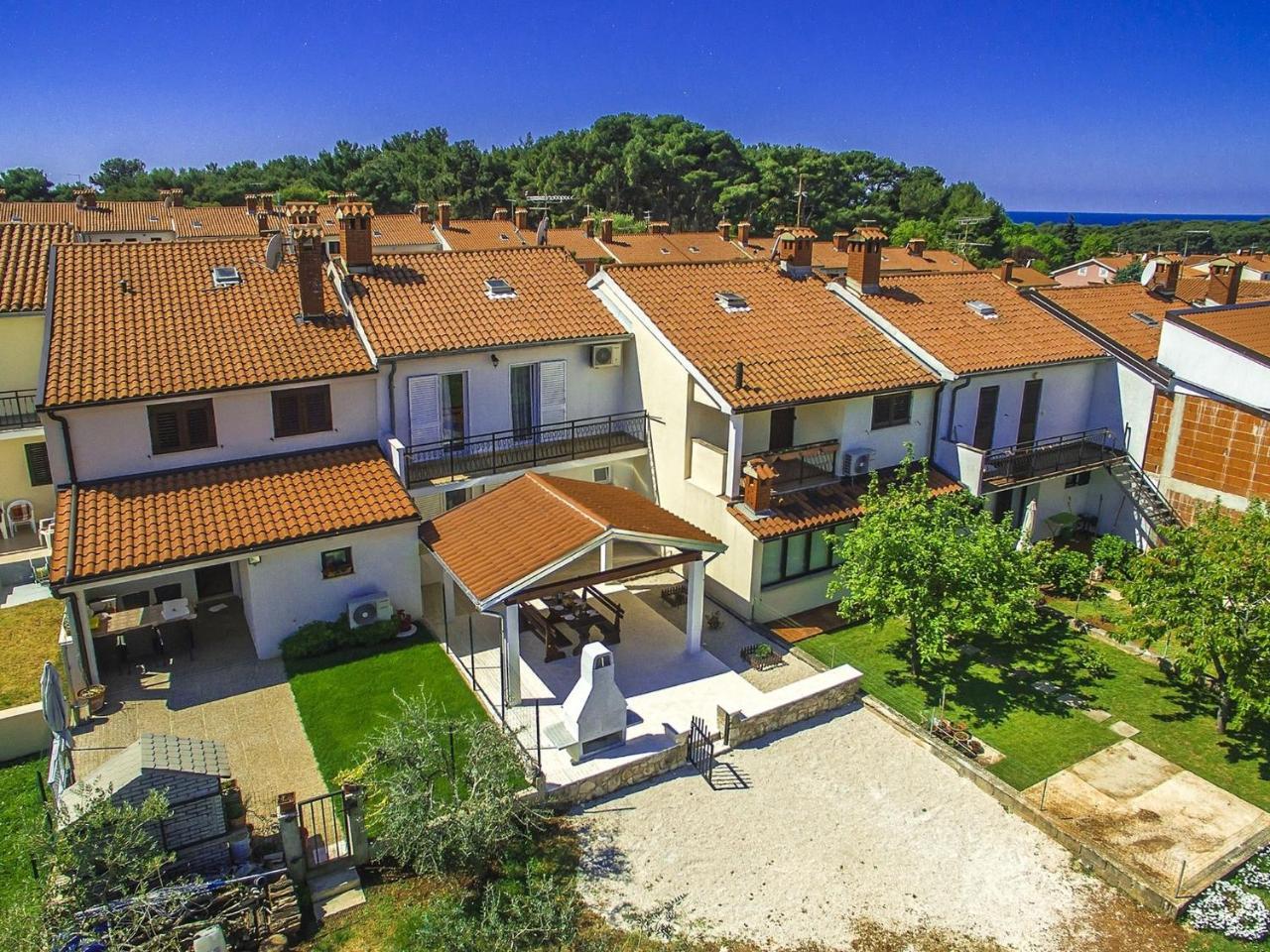Charming Beachfront Holiday Home In Пореч Екстер'єр фото