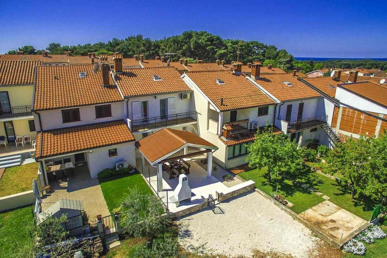 Charming Beachfront Holiday Home In Пореч Екстер'єр фото